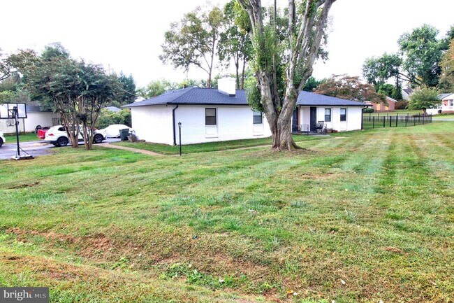 Building Photo - 530 Mimosa St