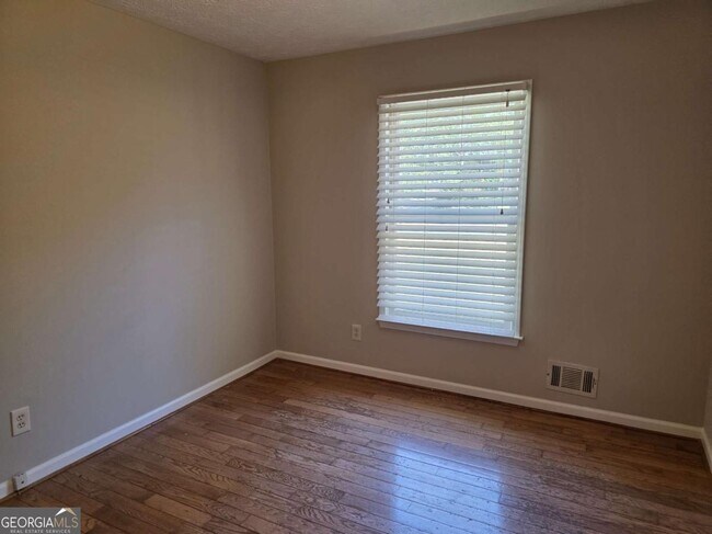 Building Photo - 1695 Underwood Dr SE