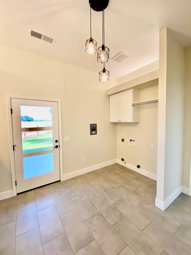 Building Photo - Magnificent Views – 2 Bed, 1 Bath Gem – A ...