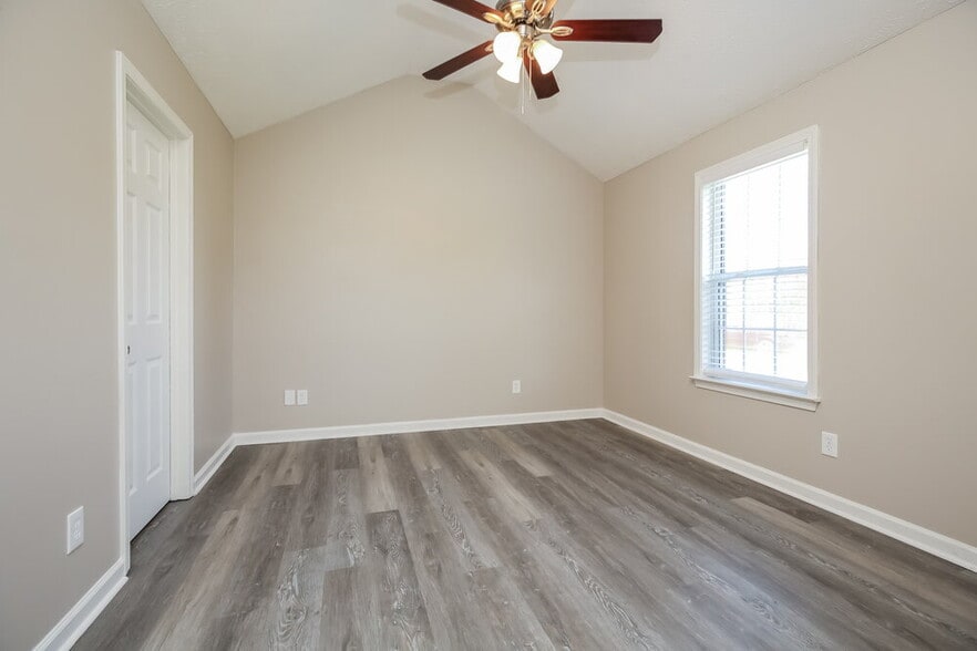 Building Photo - 1585 Ridgemont Dr