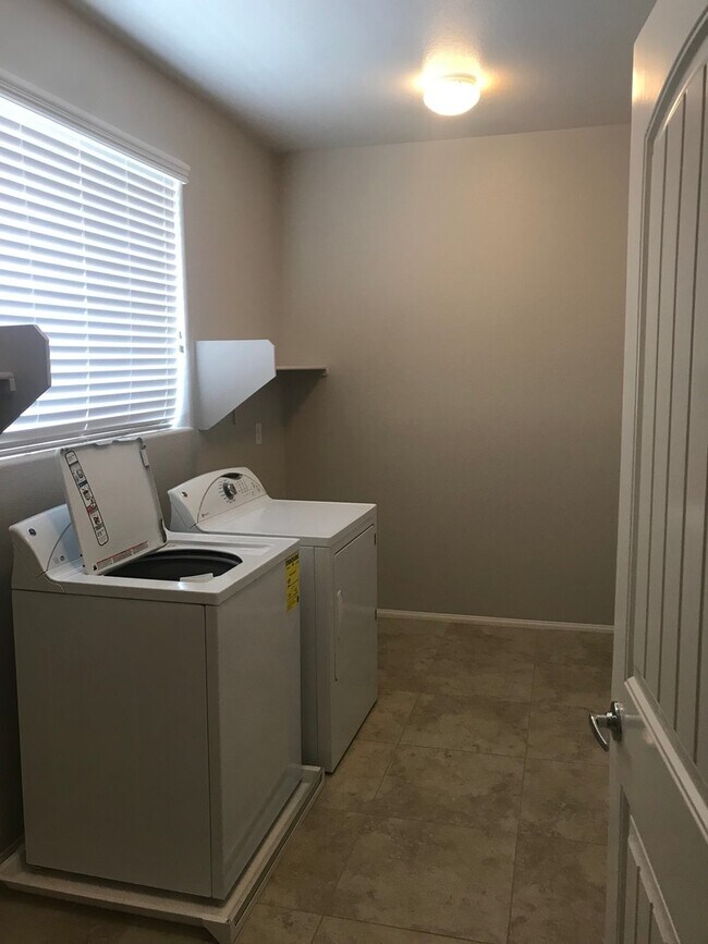 Building Photo - Beautiful DR Horton Home in Centennial Hil...