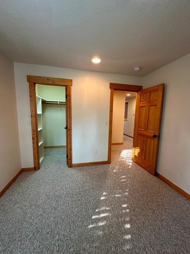 Building Photo - Chalet in the Running Y