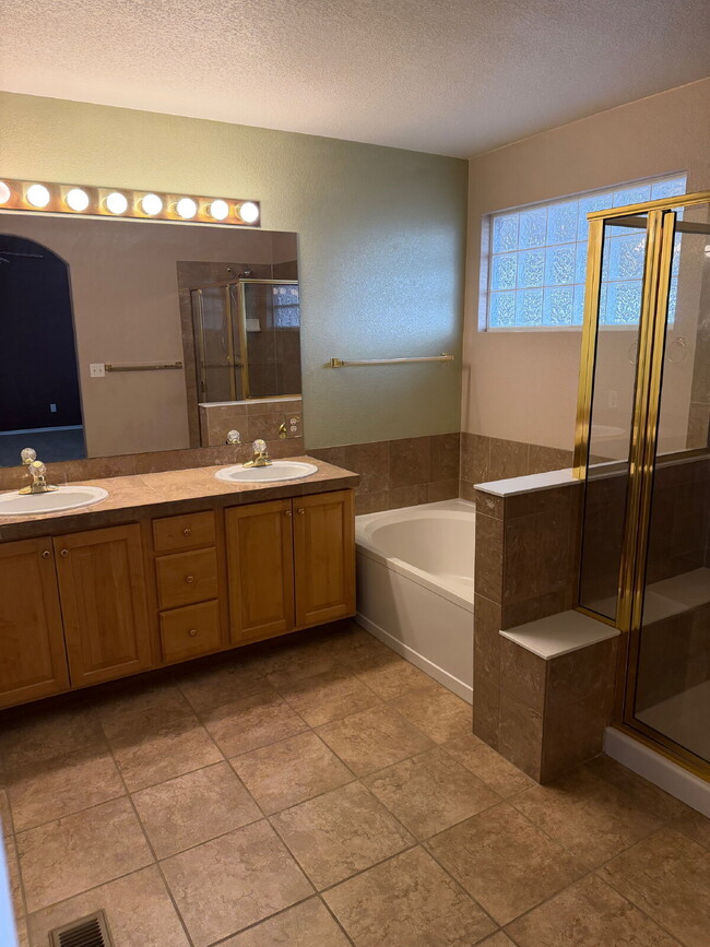 Building Photo - "Charming Thornton Retreat: Spacious 3-Bed, 3-Bath Home with 1,859 Sq Ft of Comfort!"