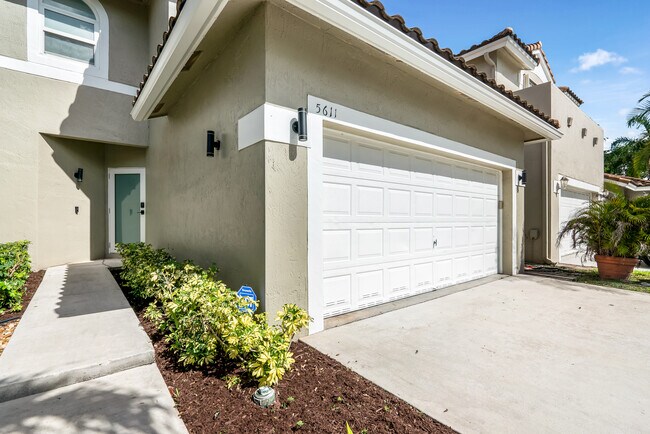 Building Photo - 5611 NW 118th Dr