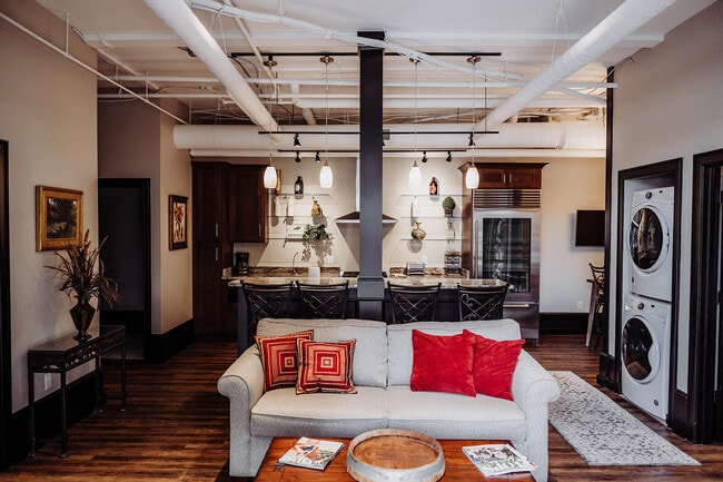 Building Photo - 275 S Limestone