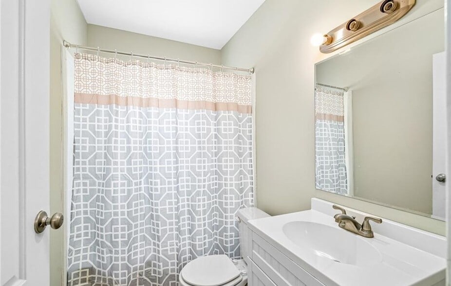 Building Photo - 3400 Rosemont Ave