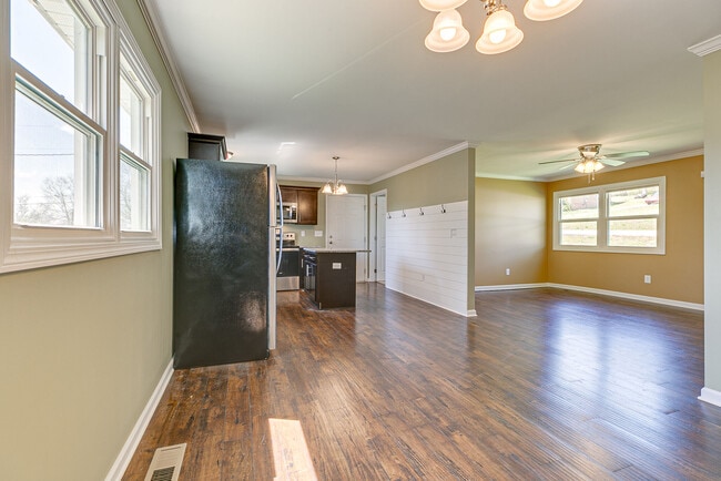 Building Photo - 212 Hillview Dr