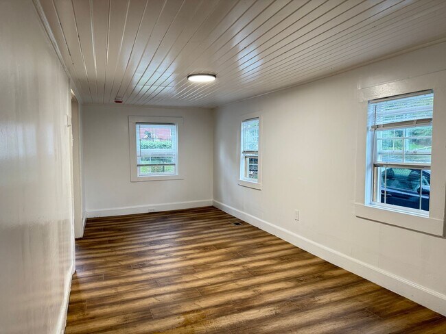 Building Photo - Newly Renovated 3 Bedroom 1.5 Bathroom Hom...
