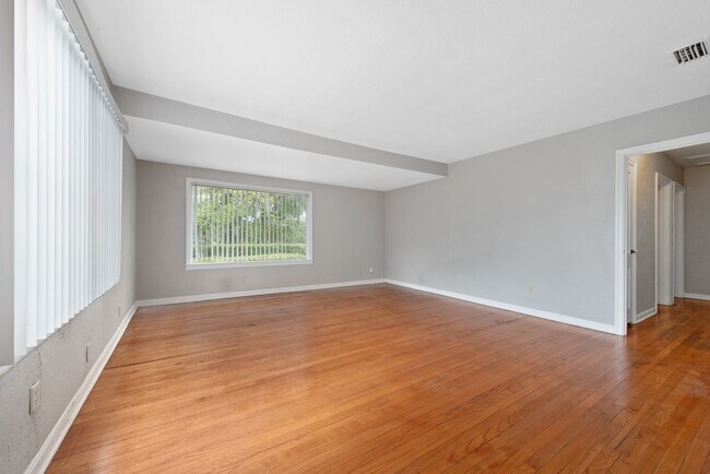 Building Photo - Updated 3/2 House with Bonus Room in Lake ...