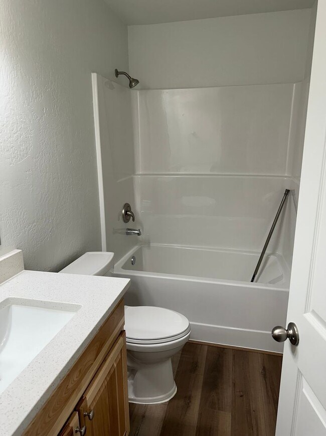 Building Photo - Beautiful 2 bedroom, 1 bath house in Sprin...
