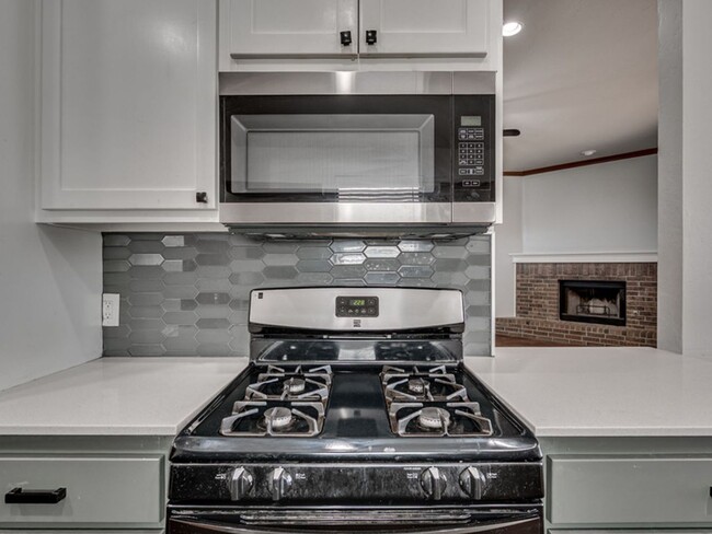 Building Photo - New In Moore Home Available now!