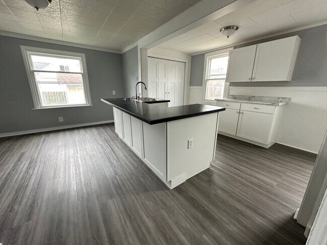 Building Photo - 809 Elk St