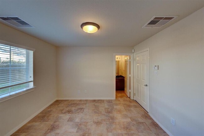 Building Photo - 3117 Clearview Cir