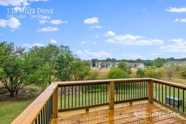 Building Photo - 138 Mott Dr