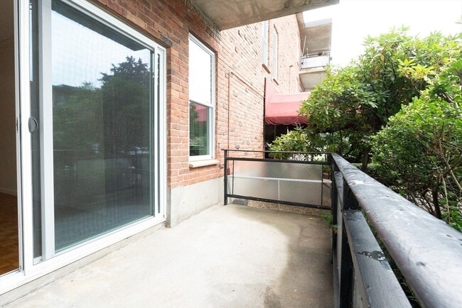 Building Photo - 44 Broadlawn Park
