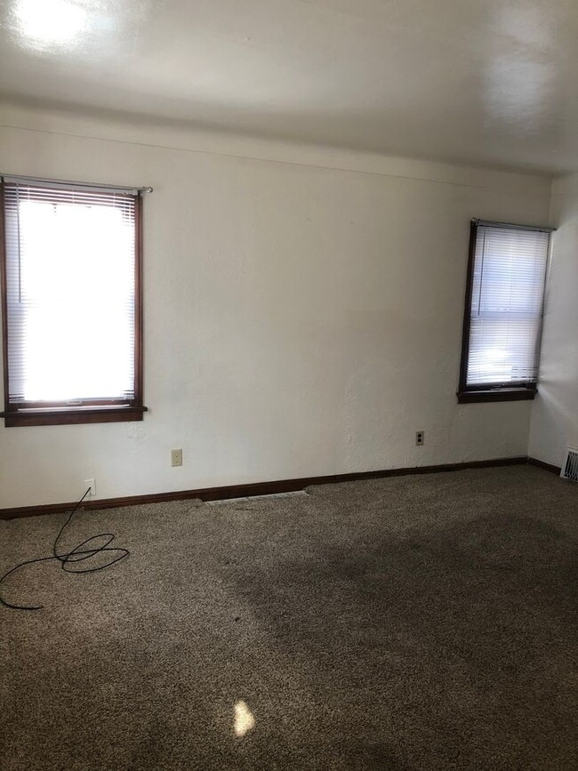 Building Photo - 555 Woodsdale Ave