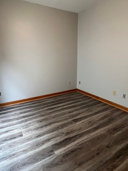 Building Photo - 106 Parade St