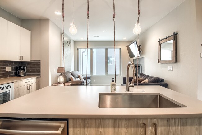 Building Photo - 1323 Elati St