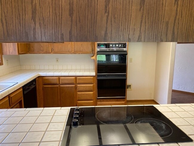 Building Photo - LARGE SINGLE FAMILY HOME, ONE LEVEL W/ FEN...