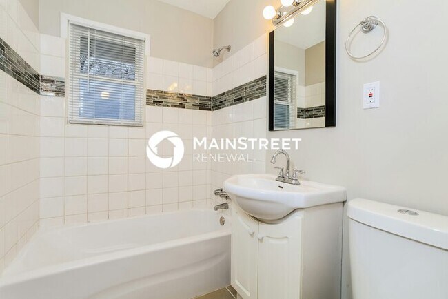 Building Photo - 3 Bedroom Pet-Friendly Home in LOUISVILLE, KY with Main Street Renewal