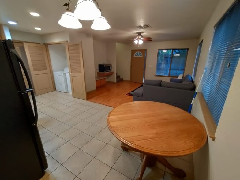 Building Photo - 819 H St