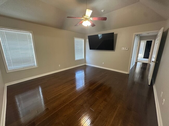 Building Photo - Gorgeous 3 Bed Brick Home