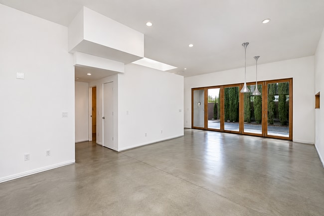 Building Photo - Contemporary Luxury Living in the Heart of La Jolla Village