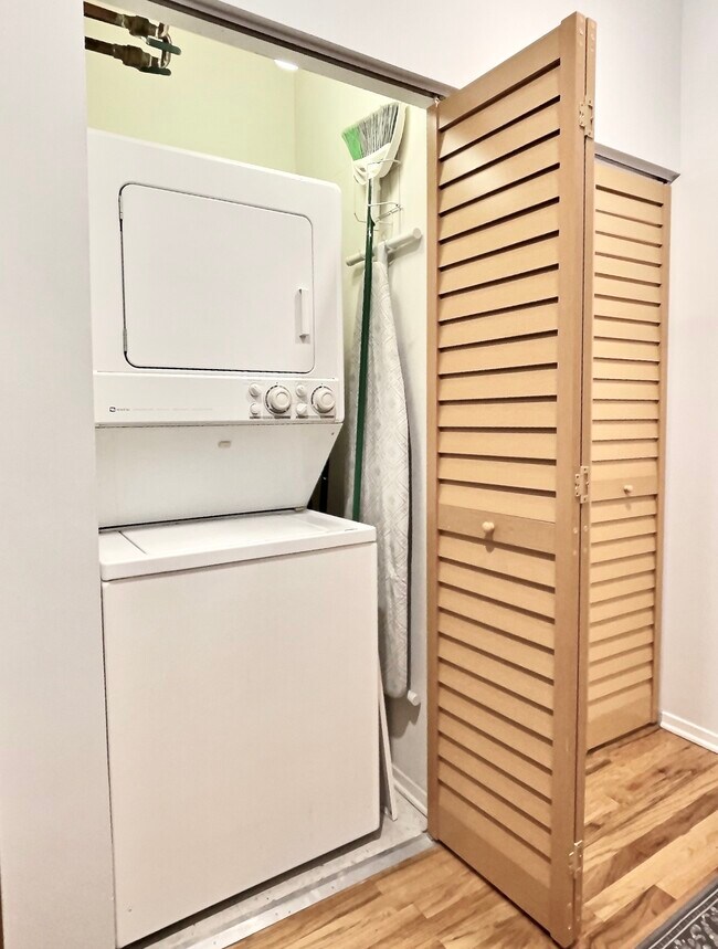 In-unit laundry, ironing board, iron. - 6 S Laflin St