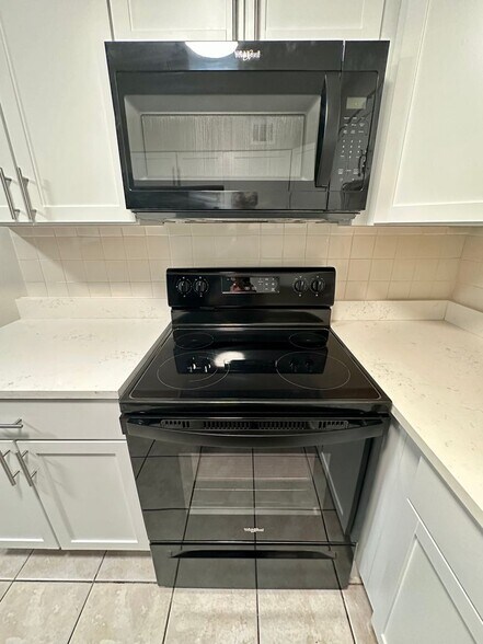 Building Photo - 7300 N Ridge Blvd