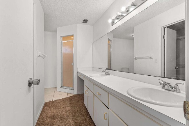 Building Photo - 3BR, 2BA available now in Silver Springs Shores