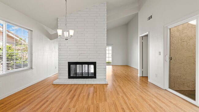 Building Photo - Woodcreek Cutie! 2bedroom 2bathroom