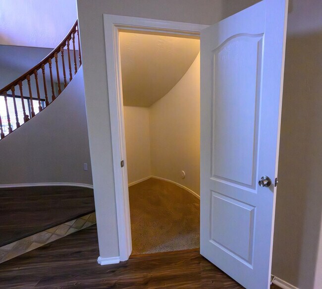 Building Photo - 2521 W Tumbleweed Dr