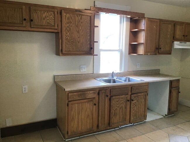Building Photo - 4 Bedroom Single Family Home