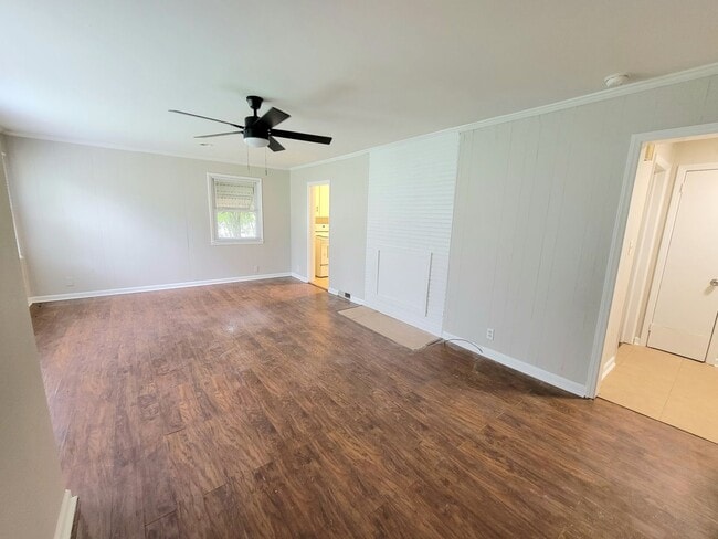 Building Photo - Charming 3 Bedroom Home Just Outside Uptown!