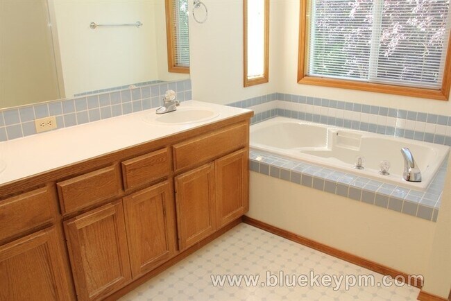 Building Photo - 4 Bed, 3 Bath  Home w/ 1 Bed and 1 Full Bath on Main  Near Bethany/Rock Creek