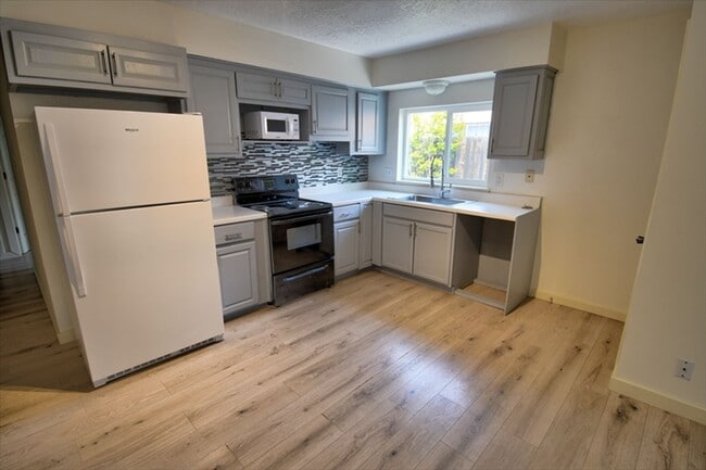 Building Photo - Heights Town Home!!!