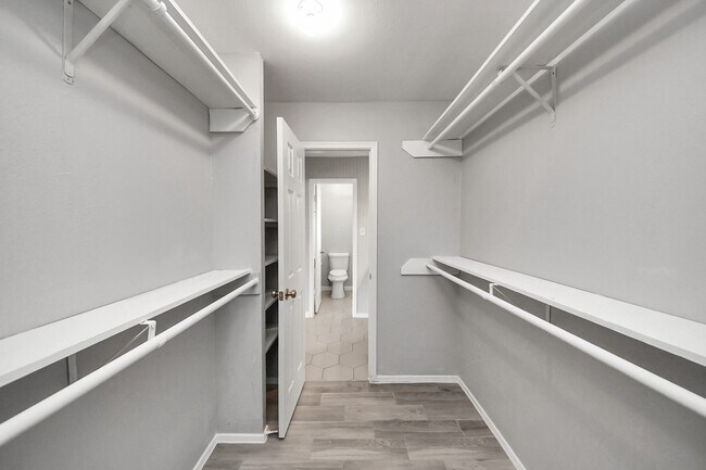 Building Photo - 19734 Oakland Valley Dr