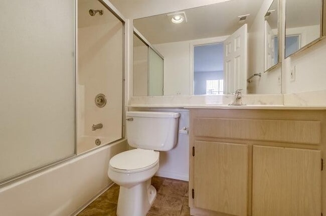 Building Photo - 3BD/3BA Townhome Available in Pacific Beach! ***Get a discounted price for $4,400 if you move in ...