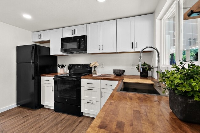 Building Photo - Newly Remodeled 1-Bedroom Duplex Unit with...