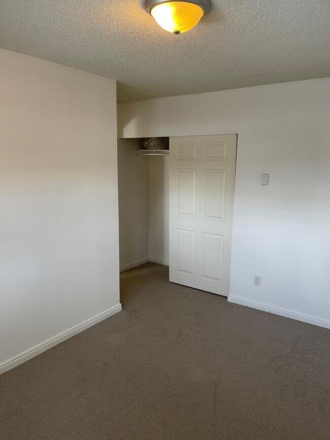Building Photo - 577 150 E