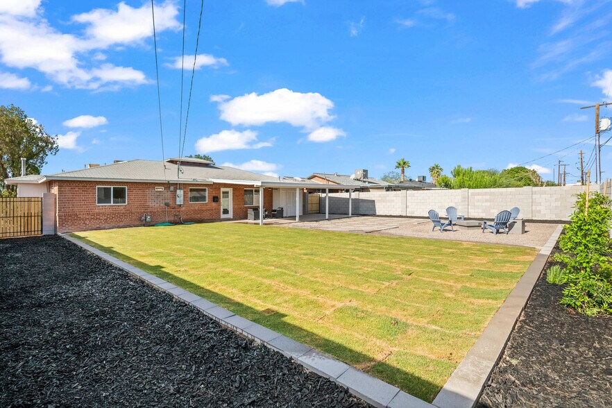Huge yard for entertaining and having fun - 2225 E Monterosa St