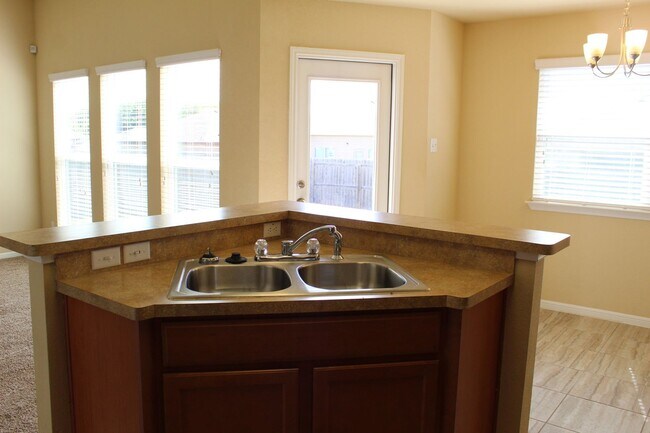 Building Photo - ALMOST NEW, CUTE 3 BEDROOM, 2 BATH