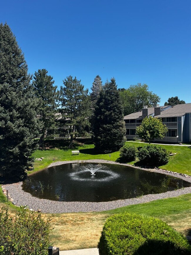 Building Photo - Well Maintained 2 bed 2 bath condo in Woodside Village!