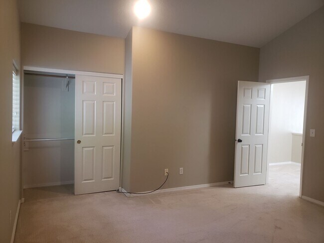 Building Photo - Wonderful John's Landing Updated Townhouse...