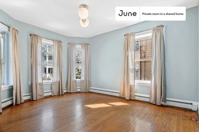 Building Photo - Private bedroom in 4 bed/2 bath Home
