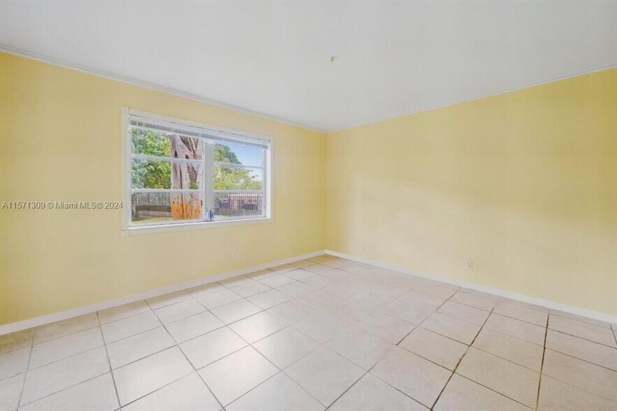 Building Photo - 124 NE 19th Ct