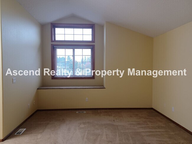 Building Photo - Troutdale 4 Bed Fenced Back 3 Car Garage Y...