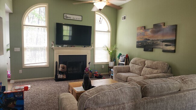 Building Photo - Convenient to west gate of Ft Moore