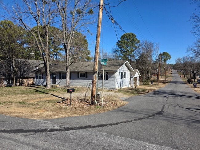 Building Photo - 3 Bedroom home close to local amenities