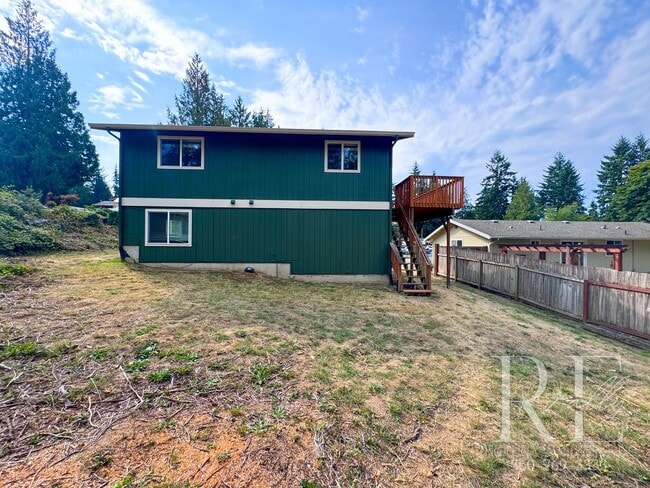Building Photo - Spacious 4-Bedroom Home with Garage on Qui...